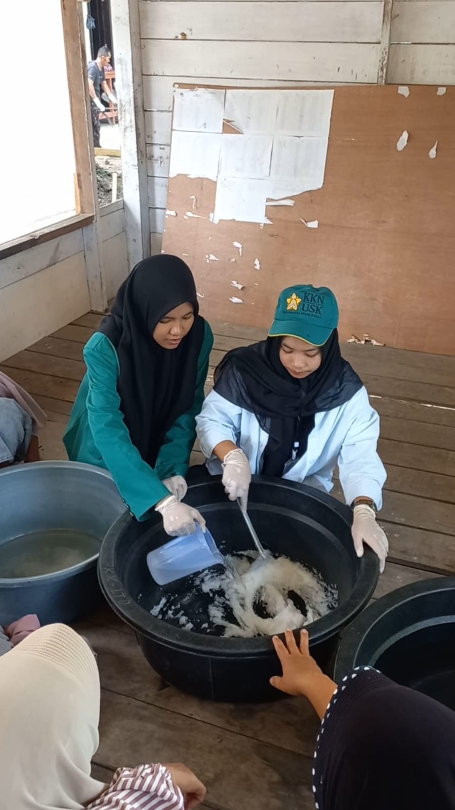 Pembuatan sabun cuci piring oleh Mahasiswa KKN desa Lamteh Dayah Bersama warga kampung Lamteh Dayah